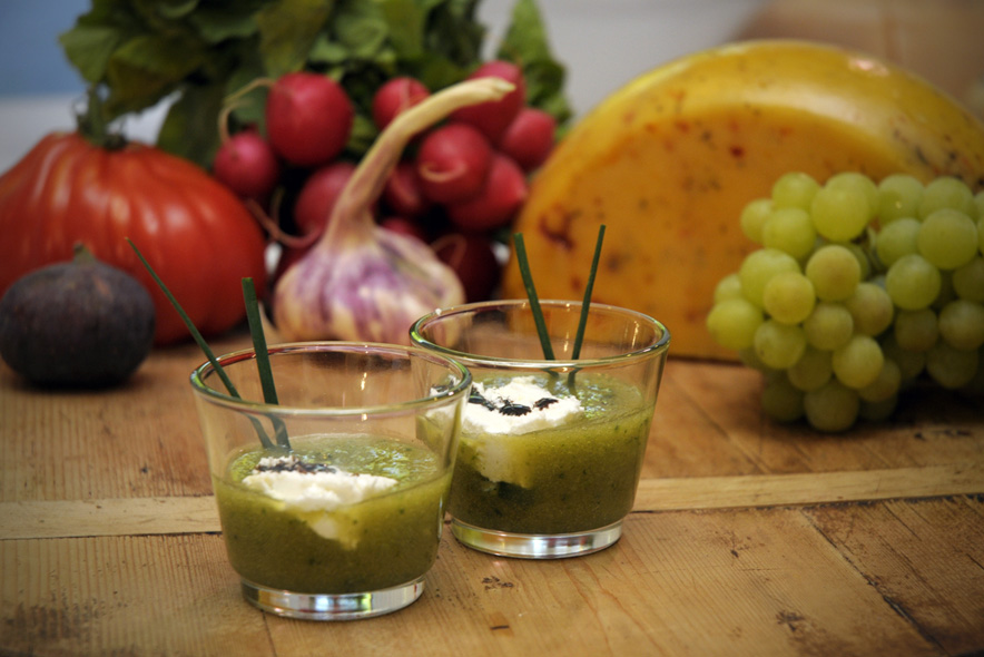 Geeiste Melonen-Gurken-Suppe mit Ziegenfrischkäse - Landgemachtes