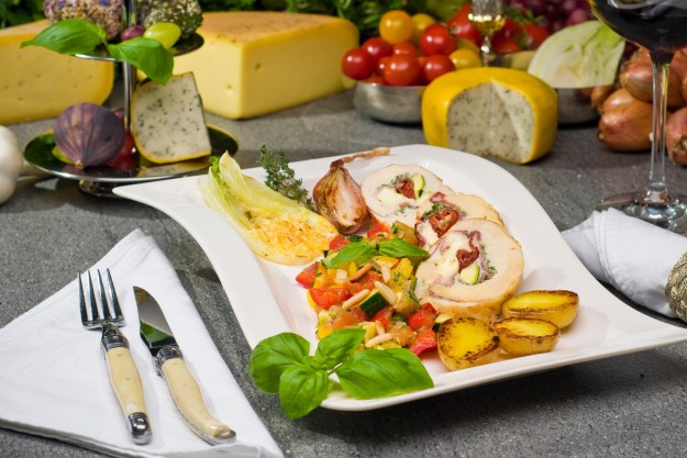 Gefuellte-Gefluegelroulade-mit-Ratatouille