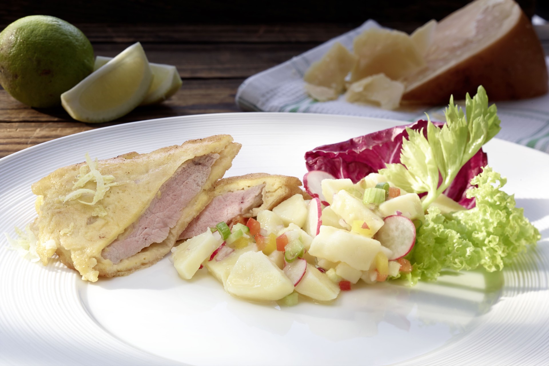 Kalbsschnitzel mit Käsekruste und Kartoffel-Radieschen-Salat ...