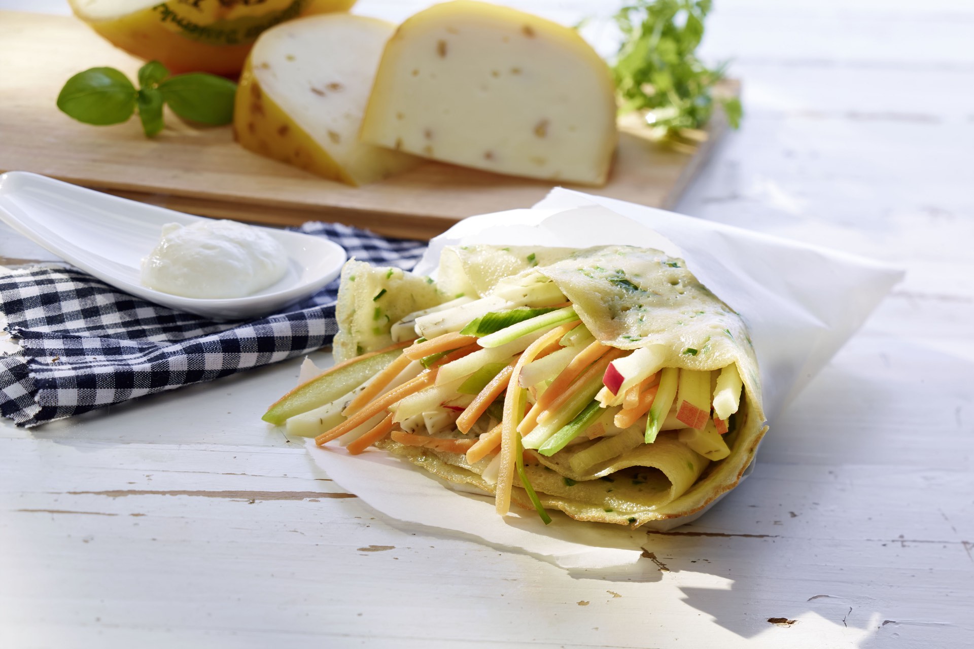 Kräutercrêpe mit Apfel-Sellerie-Salat - Landgemachtes