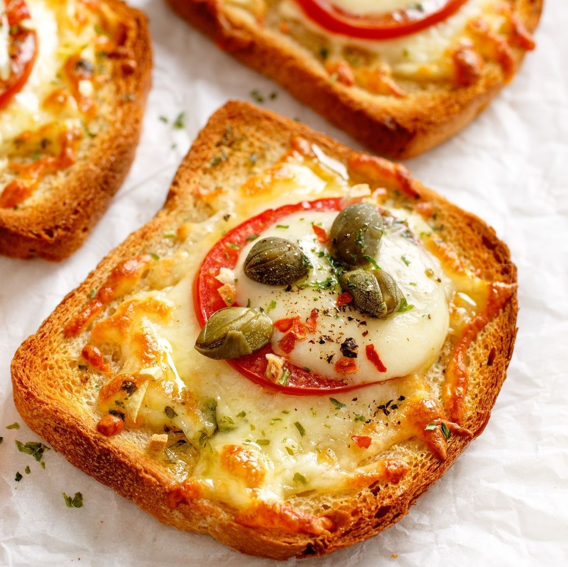 Käse-Toast mit Kapern und Oliven – Landgemachtes