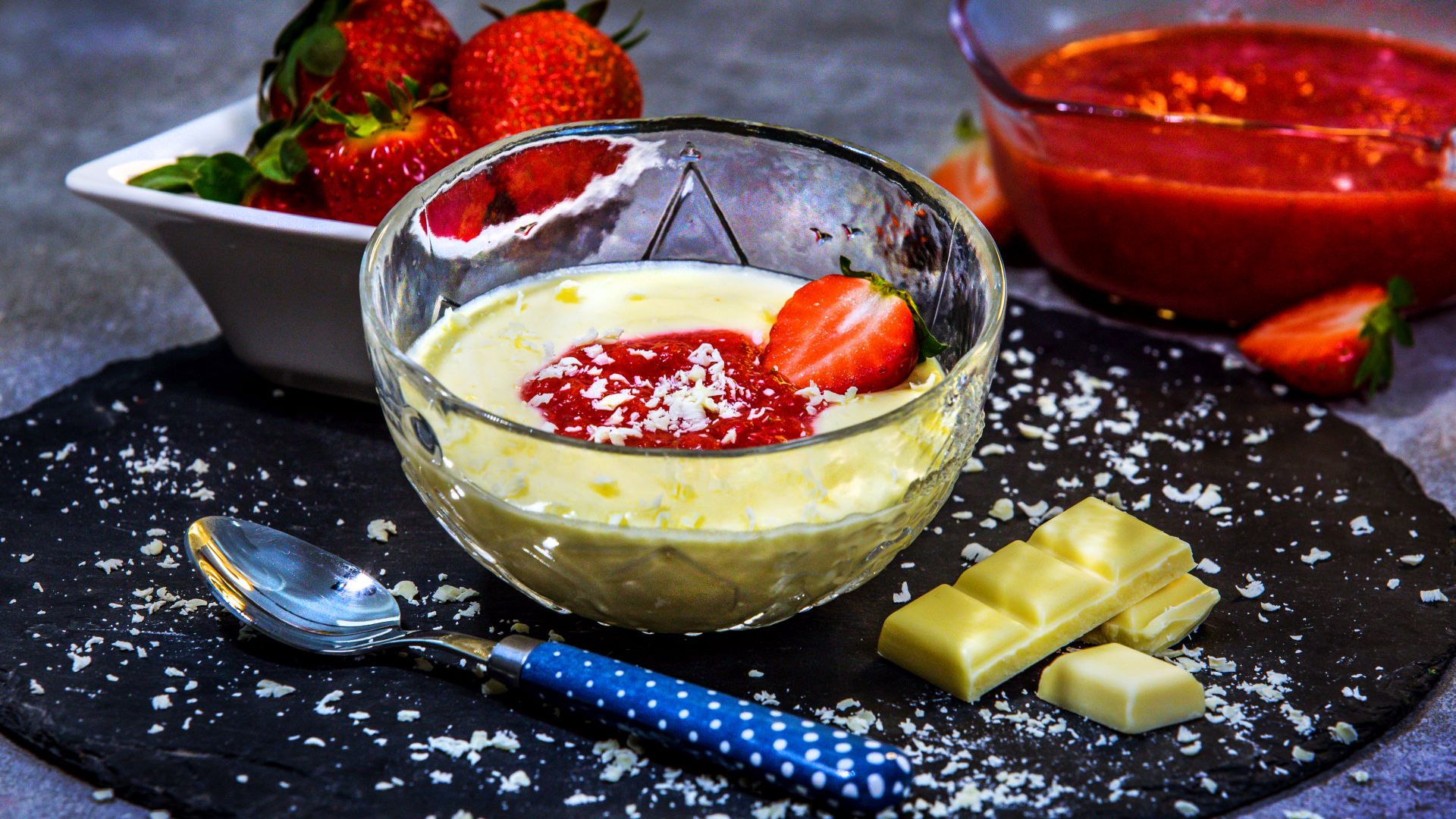 Weißer Schokoladenpudding mit Erdbeersoße - Landgemachtes