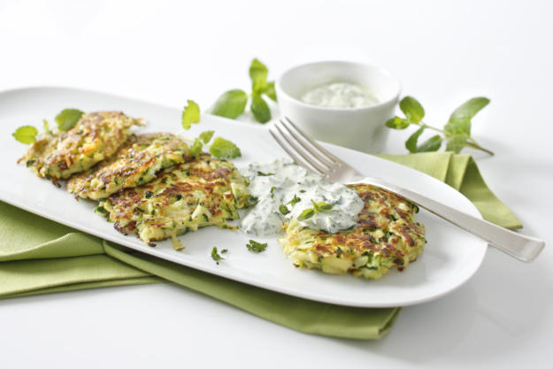 Zucchinipuffer mit Zitronenjoghurt