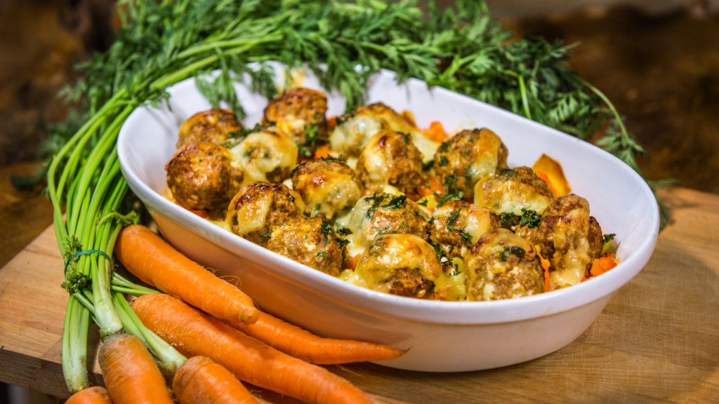 Frikadellen auf Möhren-Kartoffelgratin - Landgemachtes