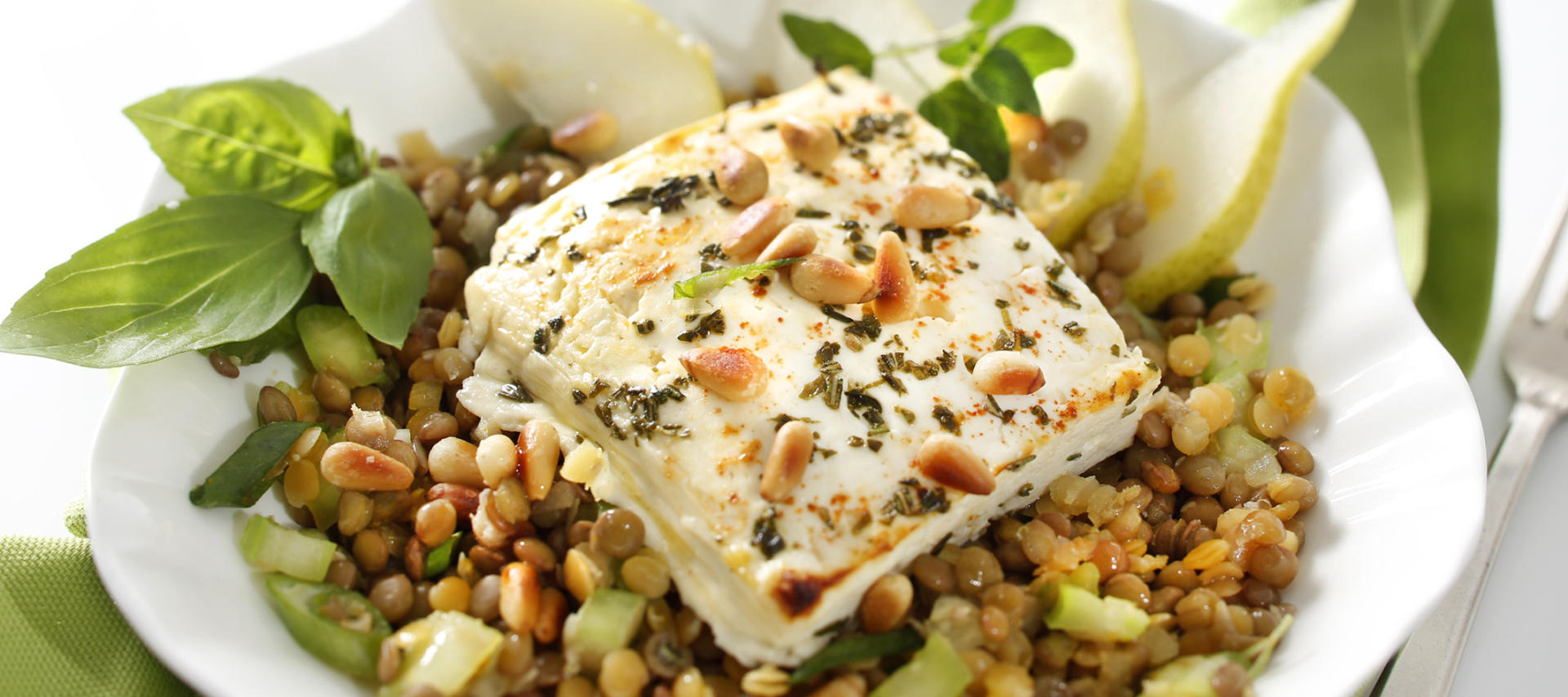 Gebackener Schafskäse mit Birnen-Linsen-Salat - Landgemachtes