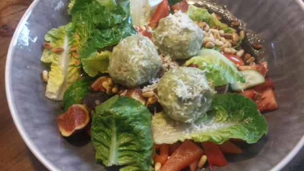 romanasalat-mit-feigen-und-kaesekloesschen