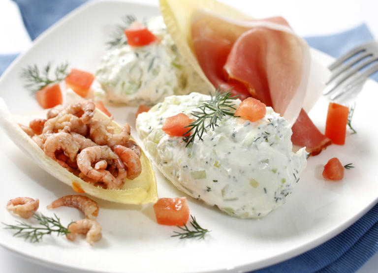 Chicorée-Schiffchen mit pikantem Frischkäse - Landgemachtes