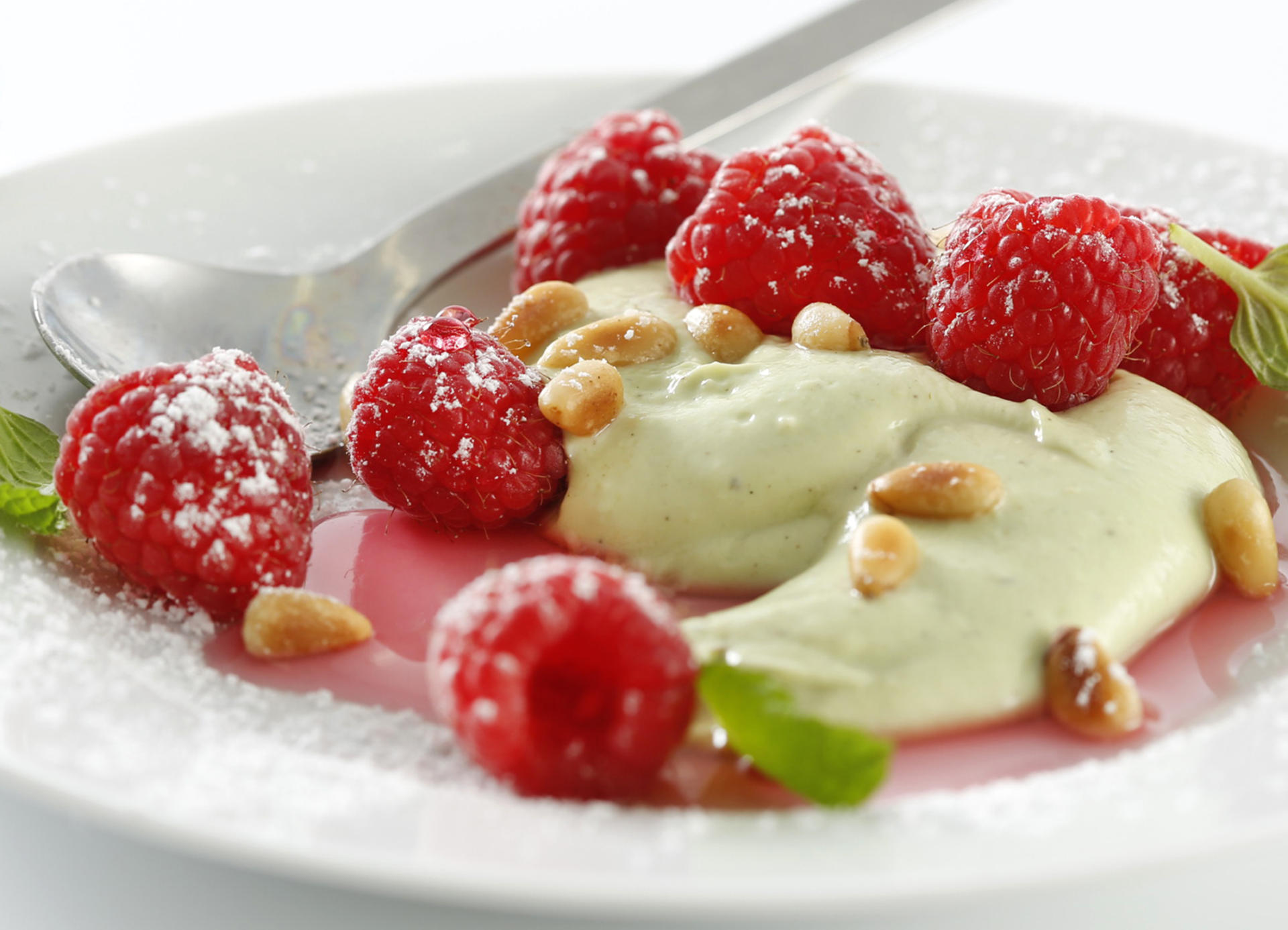 Avocado-Quark mit Himbeeren - Landgemachtes