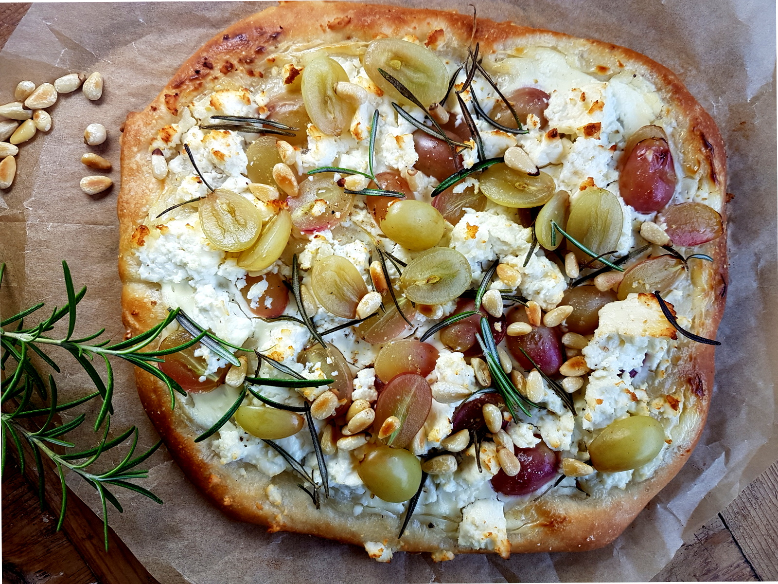 Flammkuchen mit Ziegenfrischkäse und Trauben – Landgemachtes