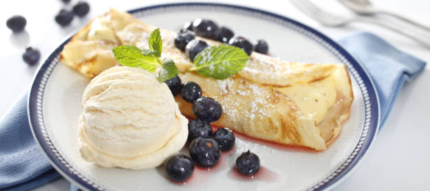 Gefüllte Crêpes mit Blaubeeren und Vanilleeis