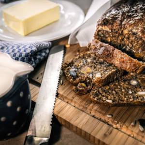 Müslibrot mit Butter