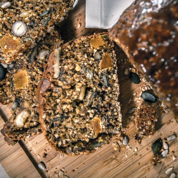 Müslibrot mit Trockenobst und ganzen Nüssen