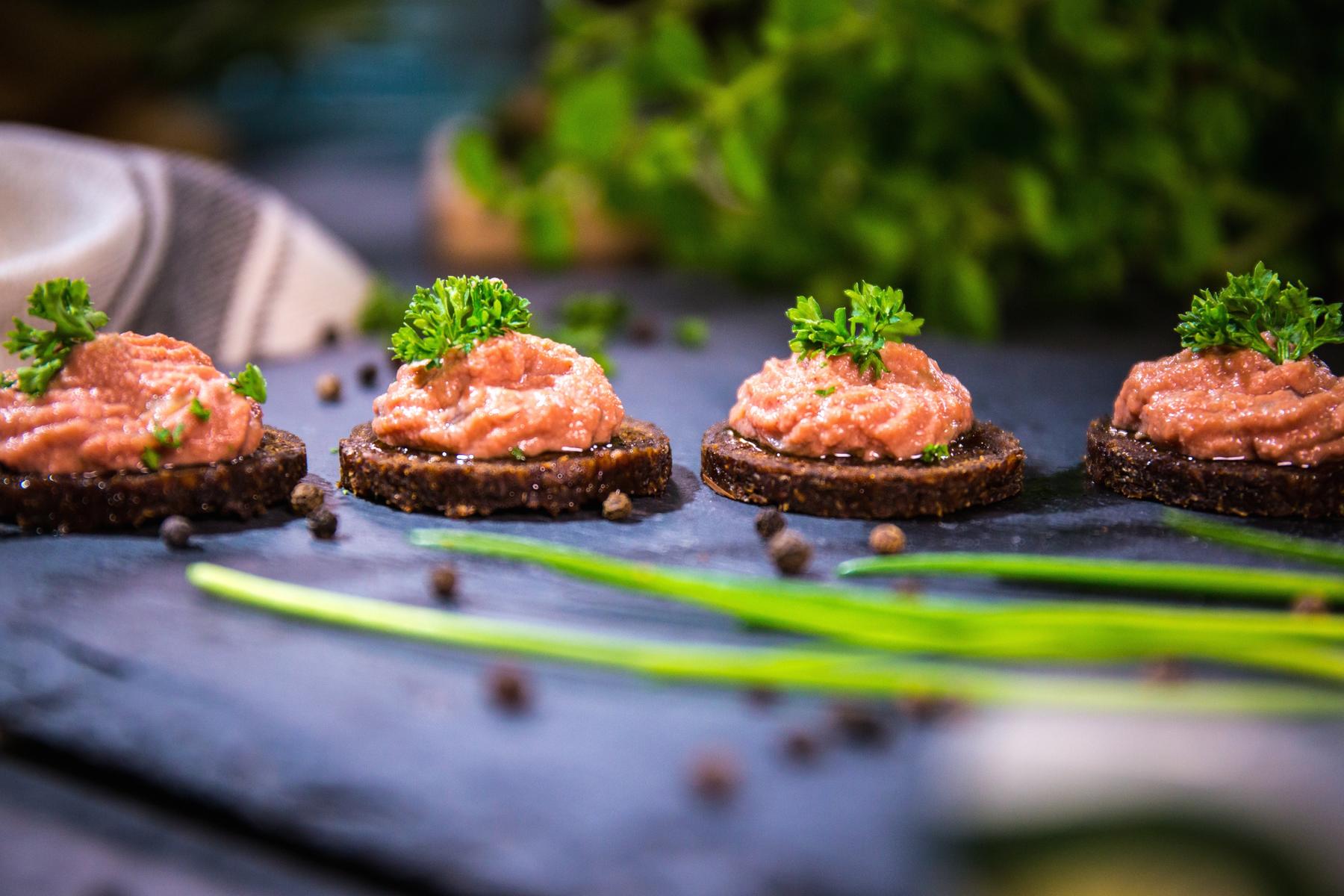 Geröstete Leberwurst auf Pumpernickel - Landgemachtes
