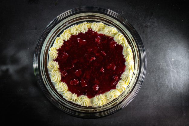 Schmandtorte_mit_roter_Gruetze_Landgemachtes-80