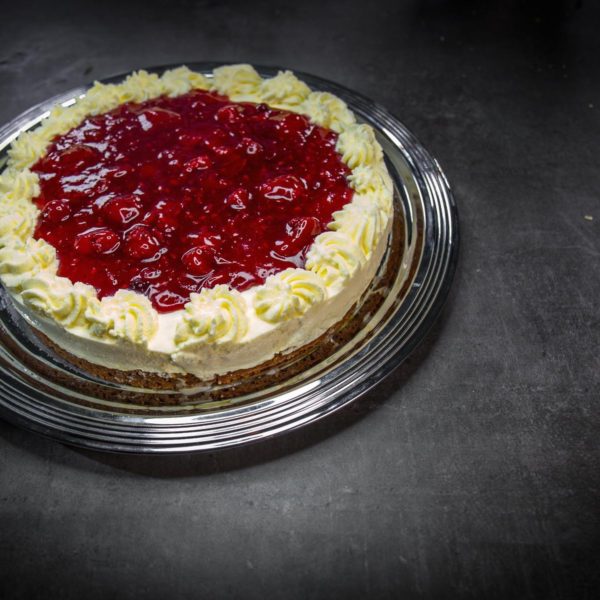 Schmandtorte_mit_roter_Gruetze_Landgemachtes-81 Schmandtorte mit Roter Grütze