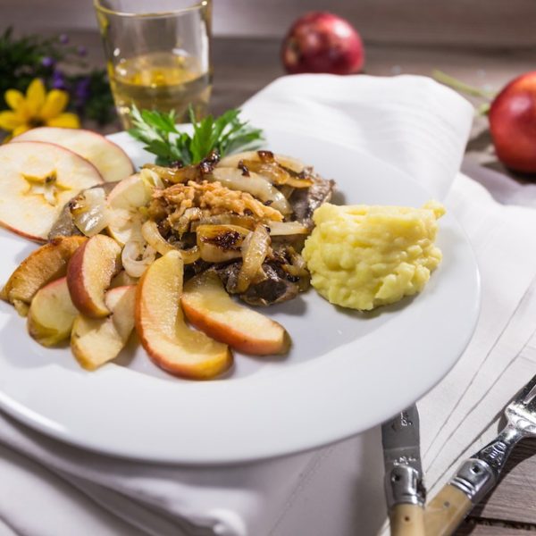 Kalbsleber mit Äpfeln, Zwiebeln und Kartoffelpüree – Landgemachtes