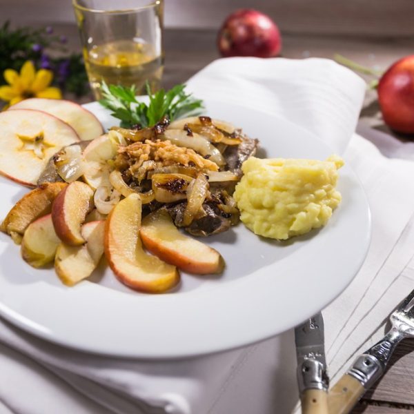Kalbsleber mit Äpfeln, Zwiebeln und Kartoffelpüree - Landgemachtes