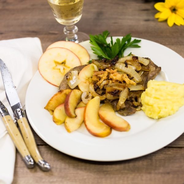 Kalbsleber mit Äpfeln, Zwiebeln und Kartoffelpüree - Landgemachtes