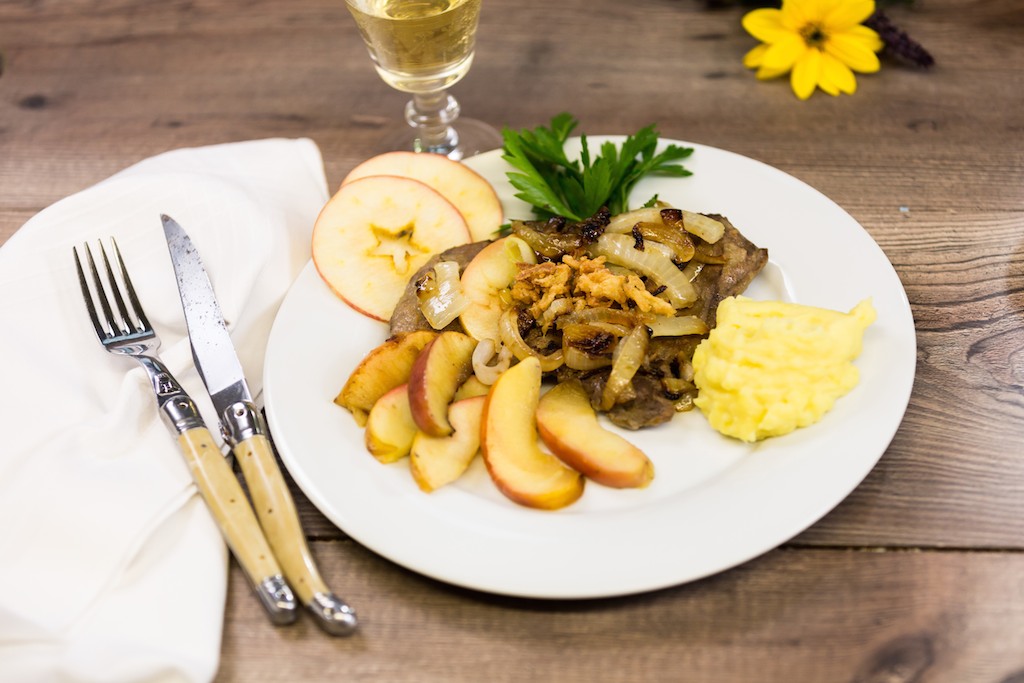 Kalbsleber mit Äpfeln, Zwiebeln und Kartoffelpüree - Landgemachtes