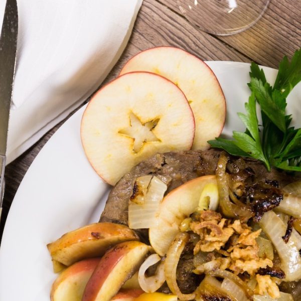 Kalbsleber mit Äpfeln, Zwiebeln und Kartoffelpüree - Landgemachtes