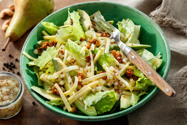 Käsesalat mit Avocados und Birnendressing