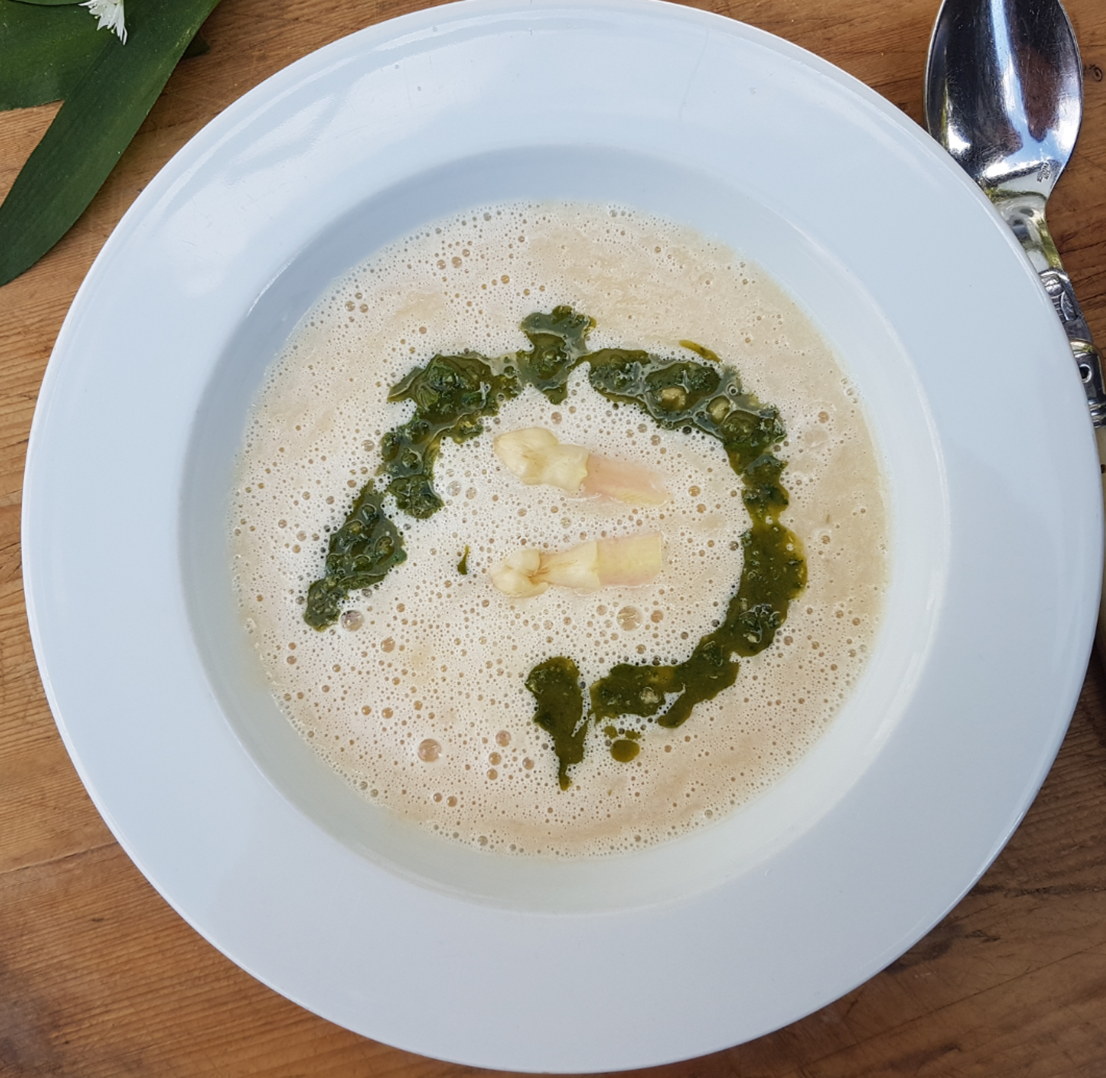 Spargelcremesuppe mit Bärlauch-Pesto - Landgemachtes