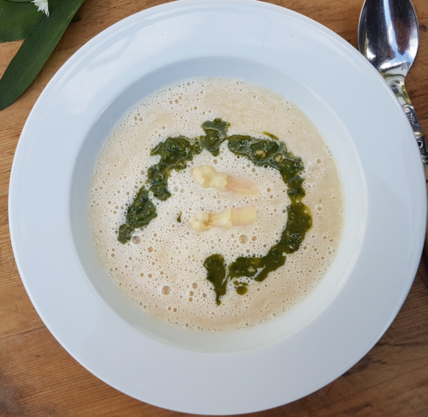 Spargelcremesuppe mit Bärlauchpesto