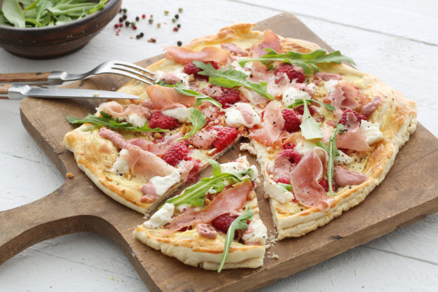 Flammkuchen mit Mozzarella und Beerenpesto