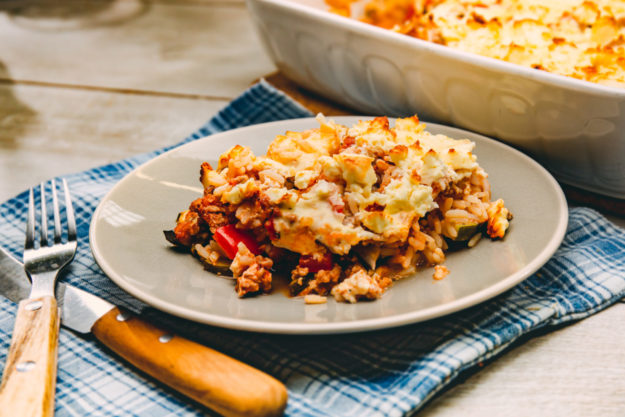 Reis-Gemüseauflauf mit Hackfleisch und Hirtenkäse