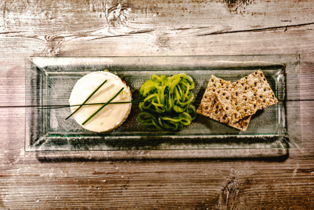 Lachs-Meerrettich-Tuermchen_an_Gurkengemuese_-11