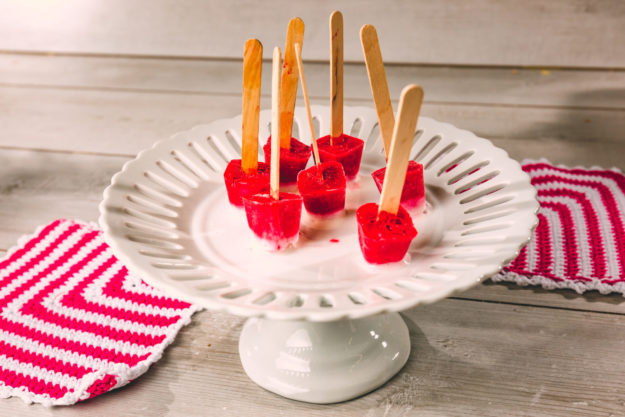 Mini-Himbeer-Joghurteis_am_Stiel-Landgemachtes-166