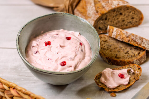 Pikanter_Quark-Dip_Landgemachtes-2