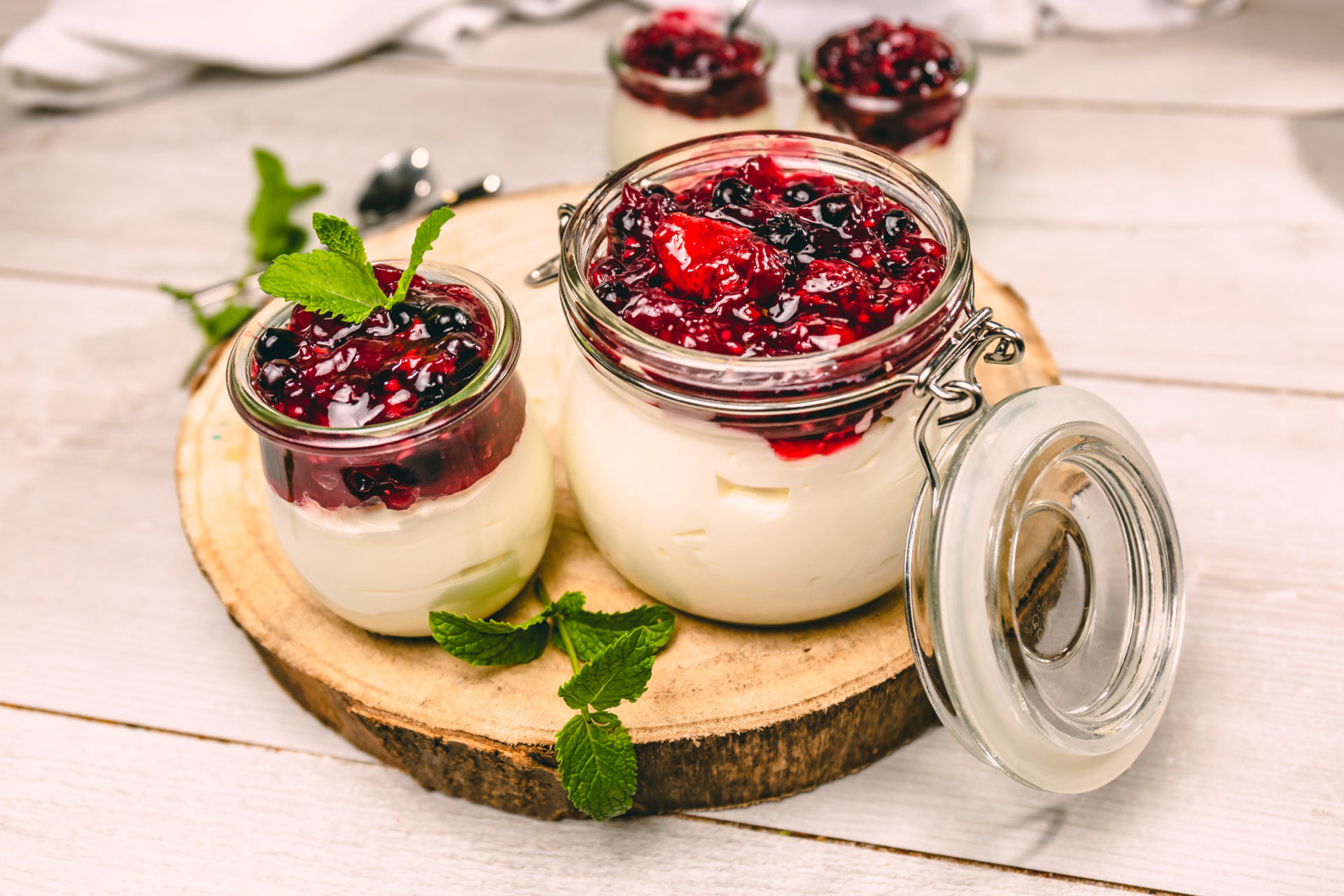 Sauerrahmspeise mit Roter Grütze - Landgemachtes