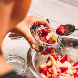 Spargelsalat mit Erdbeeren und Mozzarella