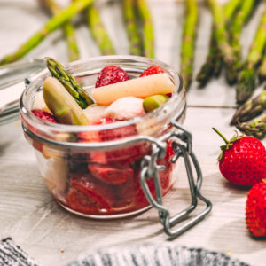 Spargelsalat mit Erdbeeren und Mozzarella