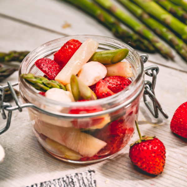 Spargelsalat mit Erdbeeren und Mozzarella