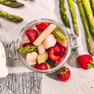 Spargelsalat mit Erdbeeren und Mozzarella