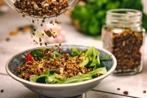 Körniges Salat-Topping