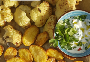 Blumenkohl aus dem Ofen mit Paprika-Kräuterquark