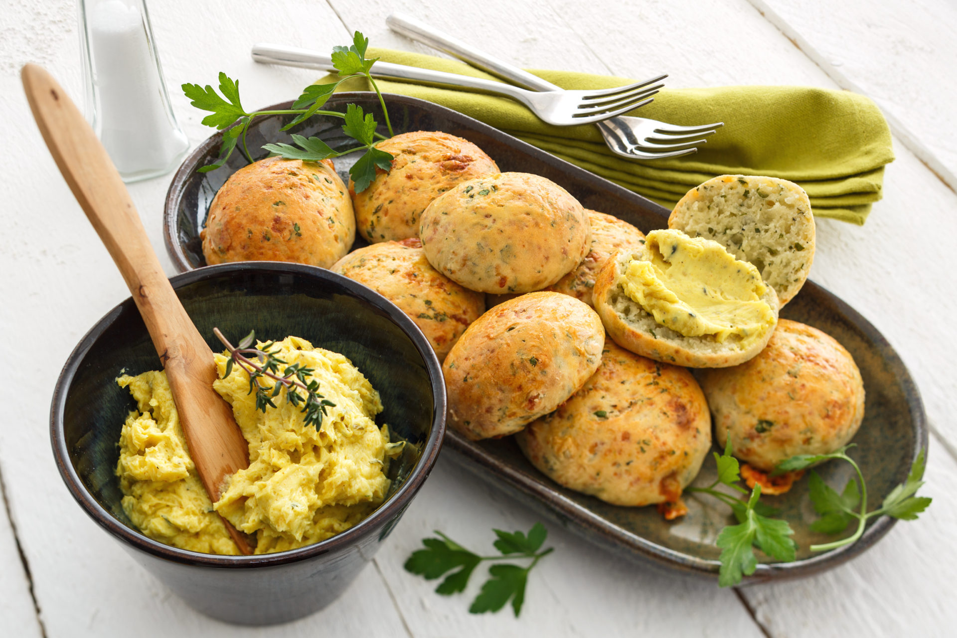 Käse-Kräuter-Scones mit Curry-Butter - Landgemachtes