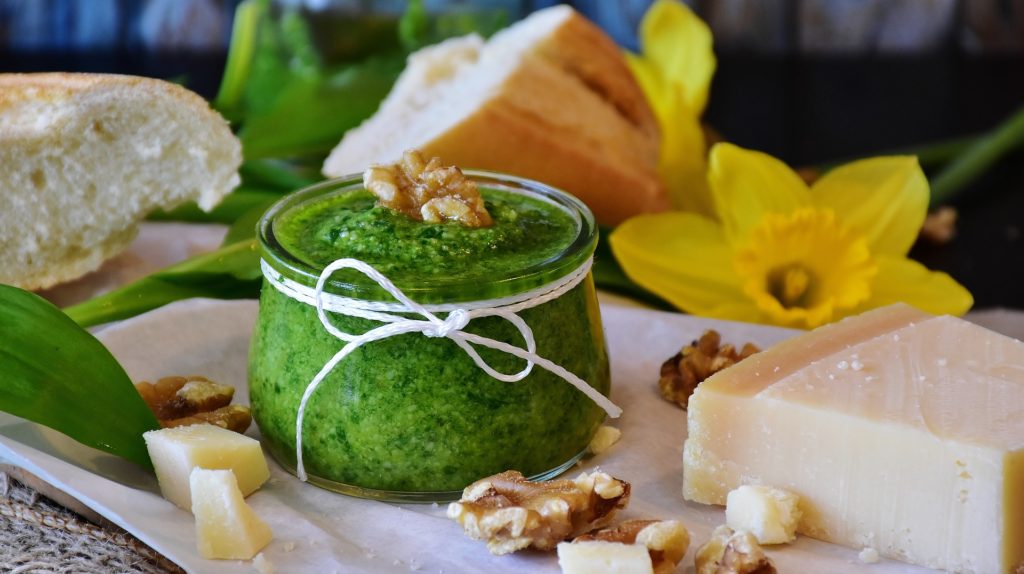 Bärlauch-Pesto mit gerösteten Walnüssen - Landgemachtes Bärlauch-Pesto mit gerösteten Walnüssen - Landgemachtes