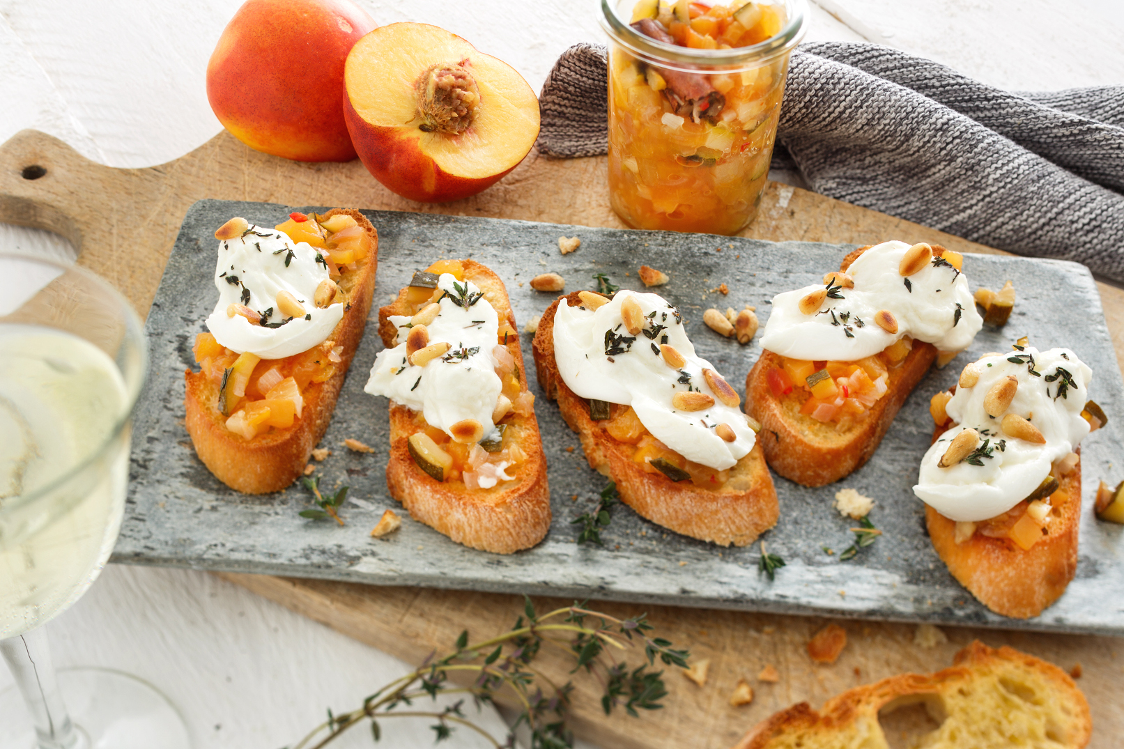 Crostini mit Nektarinen-Chutney und Mozzarella - Landgemachtes