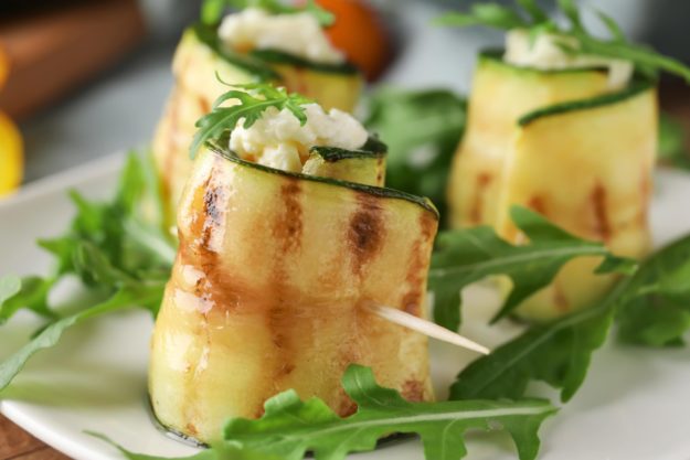 Zucchiniröllchen mit Minze und Hirtenkäse_ Leonid AdobeStock_220098712-min