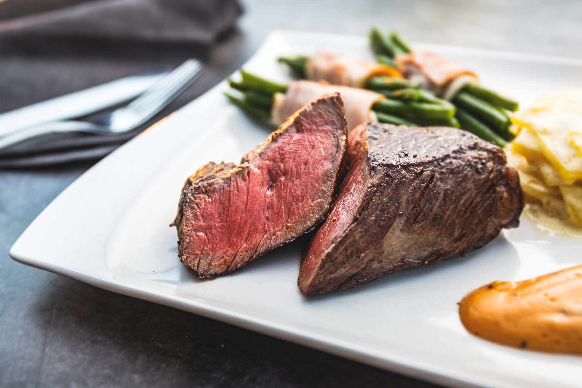 Rinderfiletsteak Niedertemperatur Gegart Als Pfeffersteak Flambiert ...