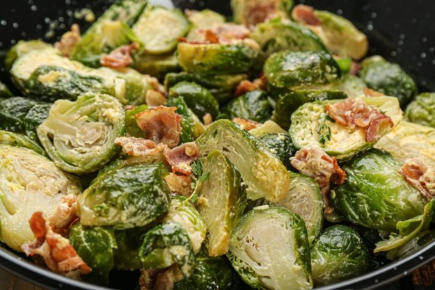 Rosenkohlpenne in Sahne-Speck-So+ƒeAdobeStock_298207600New Africa -min