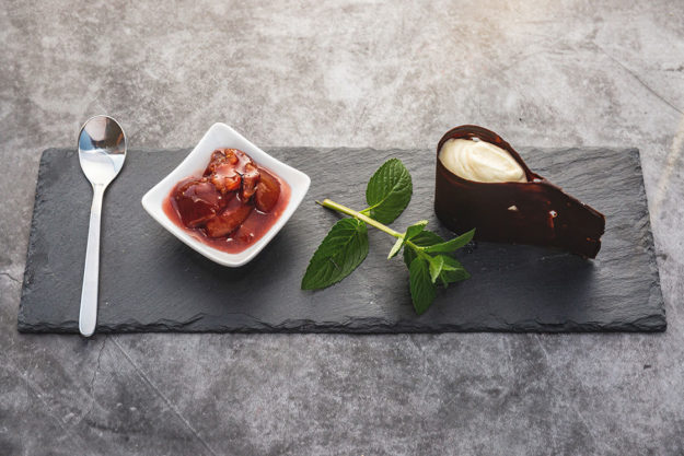 Weisse_Mousse_im_Schokoladenmantel_an_Zimtpflaumen_Landgemachtes-23