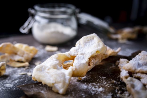 Karnawałowe ciastka. Apetyczne delikatne ciastka z kruchego ciasta