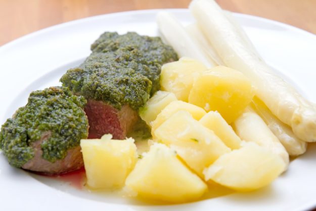 Lammfilet mit Spargel_Bärlauchpesto_AdobeStock_64066530blende40 -min