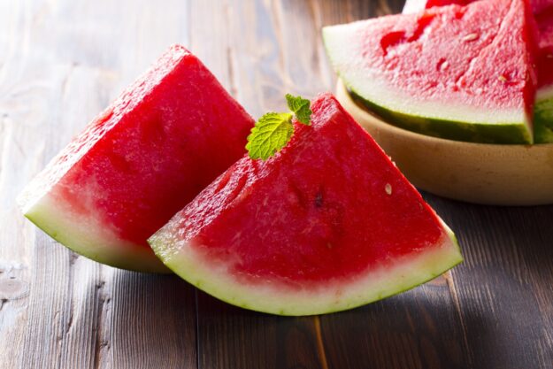 Lauwarmer Wassermelonen-Nudel-Salat