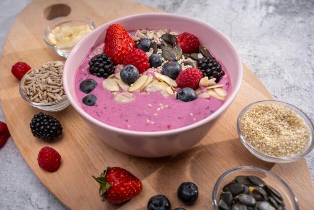 Beeren-Smoothie-Bowl_mit_Kuerbiskernen_Foto-44 Serviervorschlag: Beeren Smoothie Bowl mit Kürbiskernen